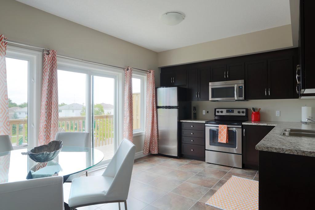 קיטצ'נר Boardwalk Homes - Executive Guest Rooms & Townhomes חדר תמונה